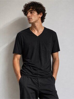 Hörst Black V-Neck Pocket Tee – Minimalist Soft Stretch T-Shirt